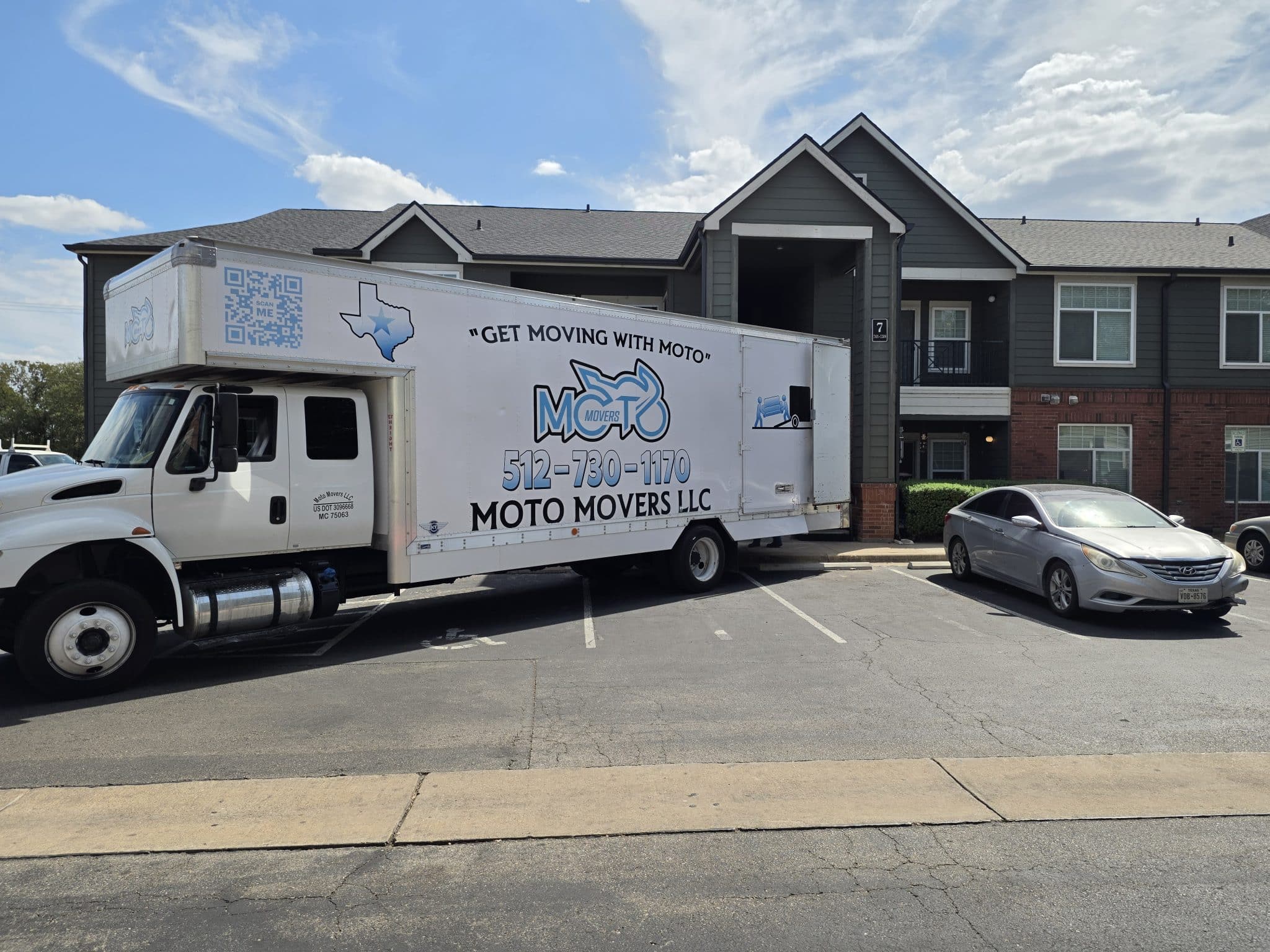 Moto Movers at Georgetown, TX Apartment building Moto Movers truck parked outside an apartment building in Georgetown, Texas.
