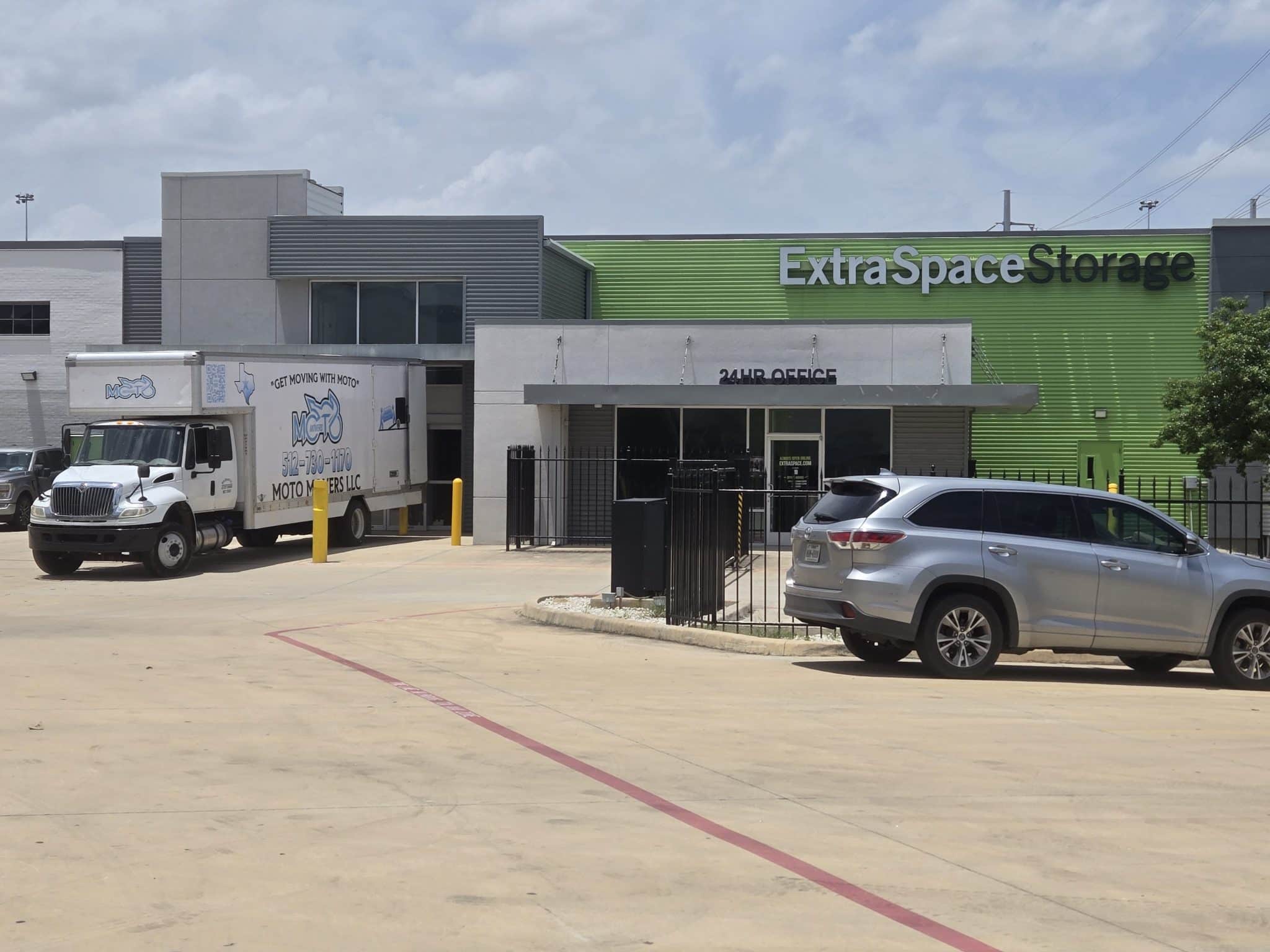 Moto Movers at Extra Space Storage Moto Movers moving truck unloading at Extra Space Storage in San Antonio, TX